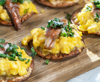 Ostgratinerat knäckebröd med lyxig äggröra och rökt makrill