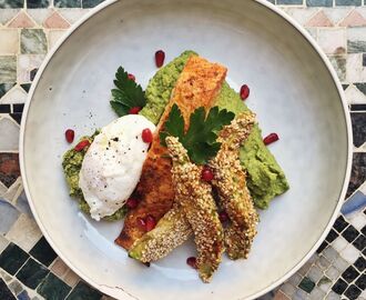 Ugnsbakad lax med avocado fries, broccolipuré och pocherat ägg