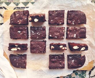 Gojsiga brownies med cashewnötter och mandel