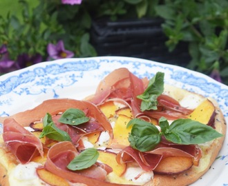 Pizza på naanbröd med getost, nektarin och parmaskinka