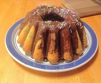 Sockerkaka med chokladglasyr och bitar av choklad