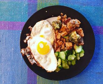 KRISPIG TOFU- & BROCCOLI med gurksallad