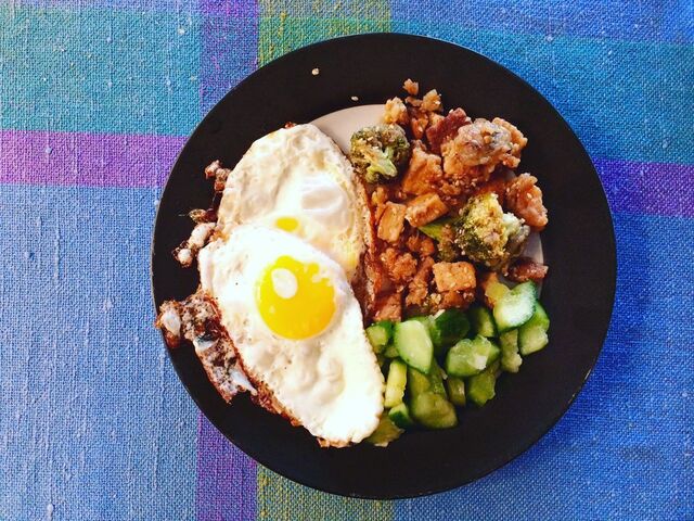 KRISPIG TOFU- & BROCCOLI med gurksallad