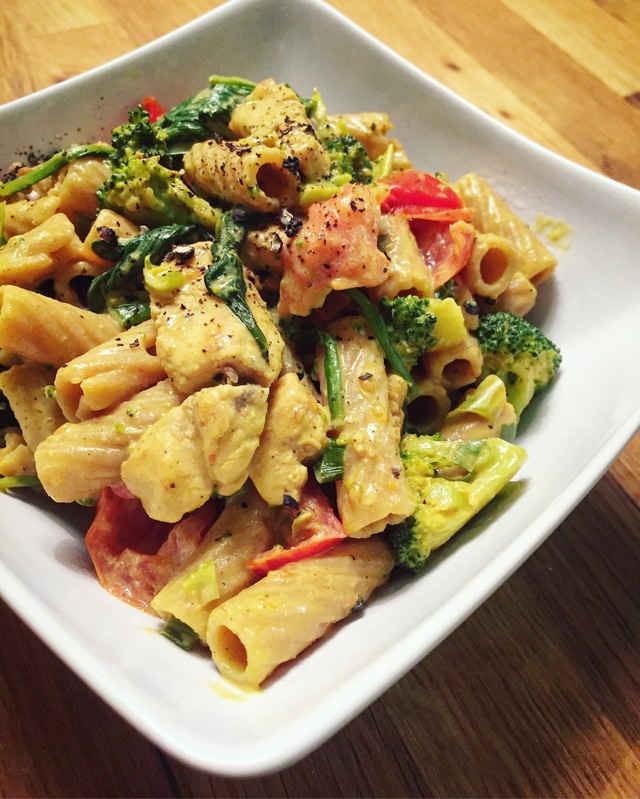 currypasta med kyckling, broccoli, tomat och spenat