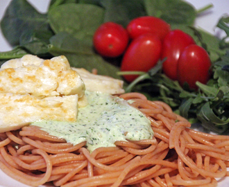 Pasta med halloumi och ruccolasås