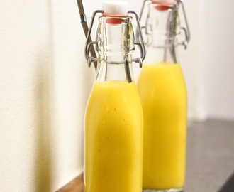 Mango, banan och apelsinsmoothie