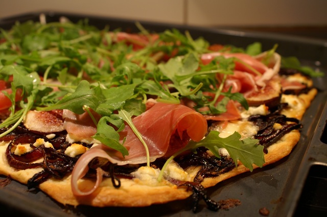 Pizza med fikon, chévre , karamelliserad rödlök och prosciutto