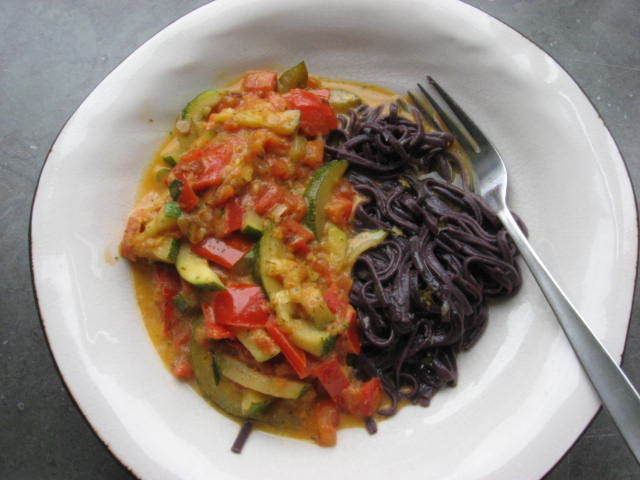 Stekt zucchini med tomatsås och svarta risnudlar