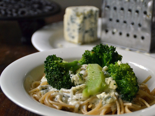 Pasta med wokad broccoli & ädelostsås