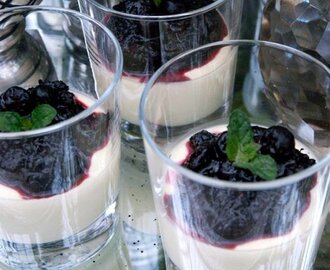 Panna cotta med aroniakompott