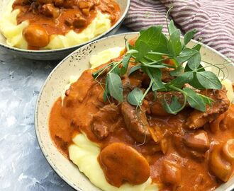 Bøf Stroganoff med cremet kartoffelmos | Mummum.dk | Opskrift | Stroganoff, Bøf stroganoff, Opskrifter