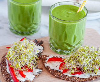 Grön smoothie och knäcke med färskost och paprika