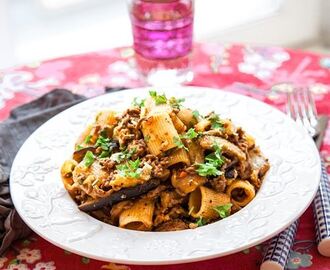 Pasta med nötfärsragu och vitlöksstekt aubergine