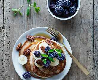 Amerikanska grahamspannkakor med björnbär, banan och pekannötter