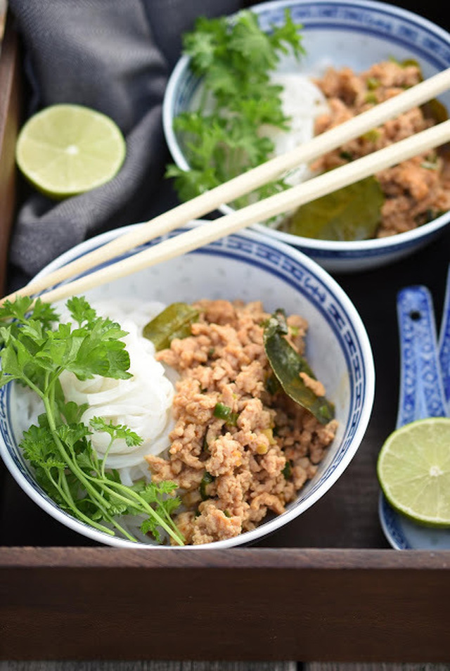 Kycklingfärs thai med limeblad och risnudlar