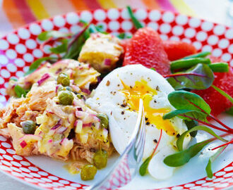 Tonfisksallad med kaprisdressing och pocherat ägg