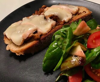 Toast med kantareller och taleggio