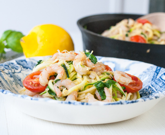 Zucchinipasta med vitlöksfrästa räkor, cocktailtomat och spenat