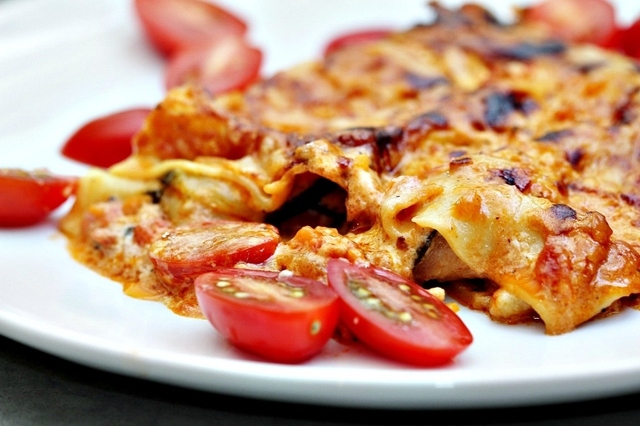 Grönsakstät lasagne med hemkörd tomatsås och ostsås med grädde & crème fraiche - plus några sommartips på smått & gott