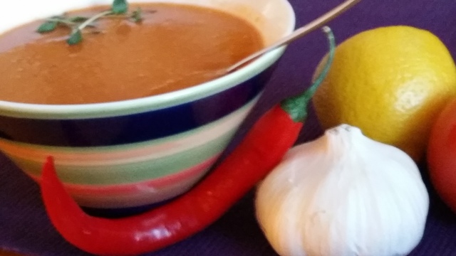 Mixad röd linssoppa med chili och ingefära
