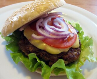 Hjemmelagede hamburgere med chiliaïoli.