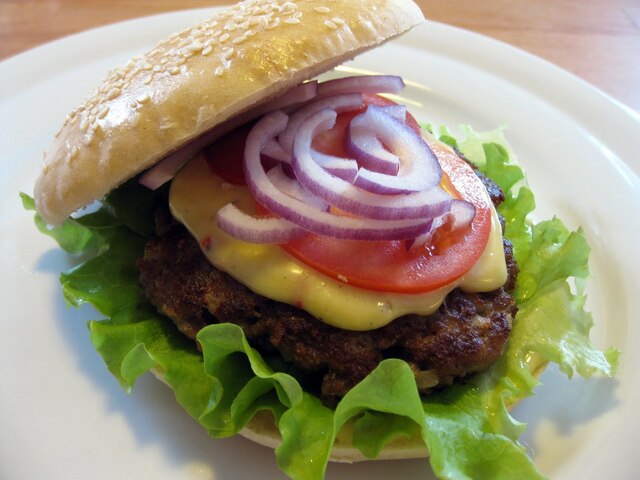 Hjemmelagede hamburgere med chiliaïoli.