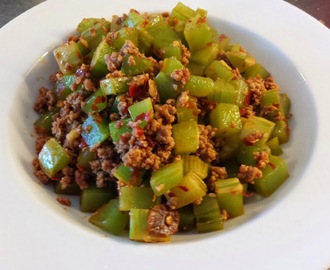 Stjälksallad med fläskfärs och chilibönsås