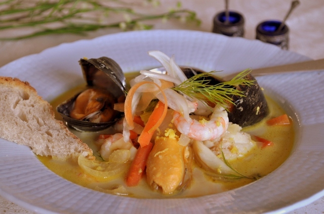 Klassisk fisk- och skaldjurssoppa på rostade räkskal med citronskrap, vermouth samt fänkål