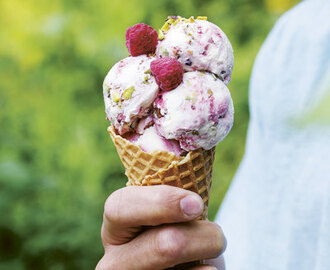 Mascarponeglass med hallon-swirl och nötter