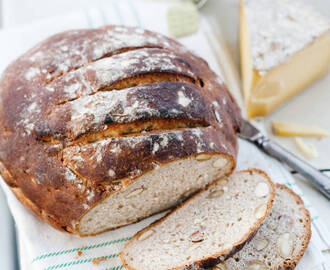 Kummindoftande bröd med mandel