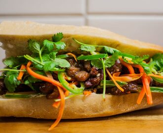 Banh Mi med Citrongräsmarinerat fläsk, pickles, chilisås och koriander