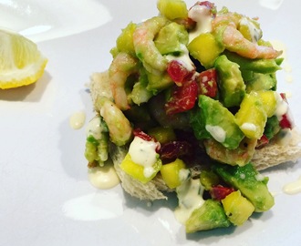 Räk & avocado sallad på toast och en torskrygg med potatispure, savojkål och champagnesås