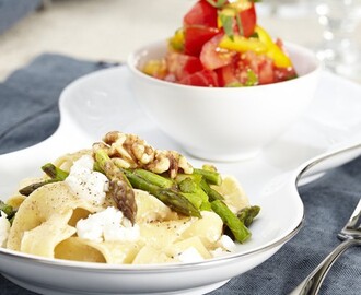 Pasta med sparris, chèvre och valnötter