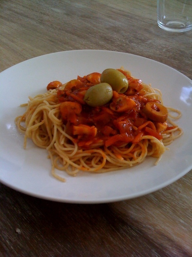 Vegetarisk pastasås med oliver, morötter och champinjoner