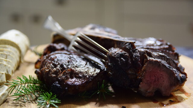 Grillad T-bone steak med jordärtskocka och svampsmör | Recept | svenska.yle.fi