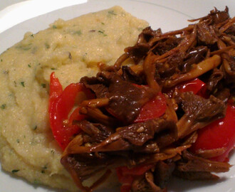 Krämig polenta med tomatsås och trattkantareller