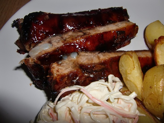 STICKY SPARERIBS MED COLESLAW