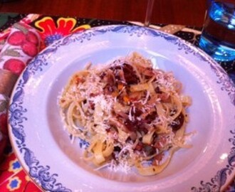 Snabb pasta m bacon, chili & soltorkade tomater