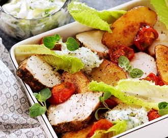 Oreganostekt kalkon med tzatziki och bakad tomat