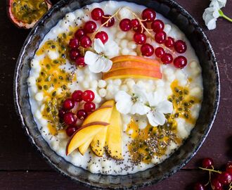 Kokoskokt pärlcouscous med passionsfrukt & röda vinbär