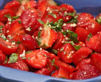 Tomat och jordgubbssallad
