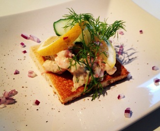 Valborgsmiddag - Toast skagen, Stekt torskrygg med Sandefjordsmör & jordgubbar med glass