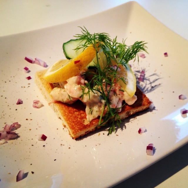 Valborgsmiddag - Toast skagen, Stekt torskrygg med Sandefjordsmör & jordgubbar med glass