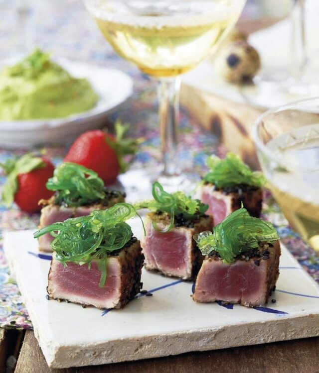 Halstrad tonfisk med sesam och algsallad