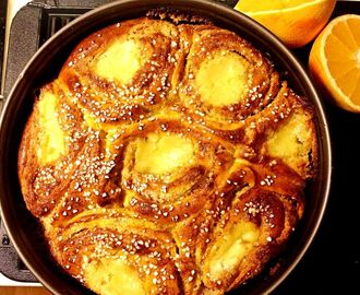 Två goda ting: Solsidan och Saffransbutterkaka med mandel, apelsin, vaniljkräm!