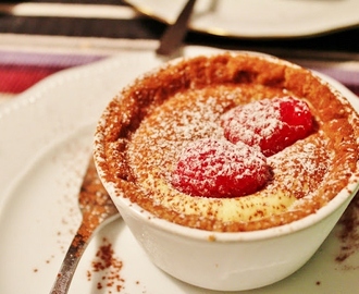 Chokladtartelette med vit chokladmousse och färska hallon