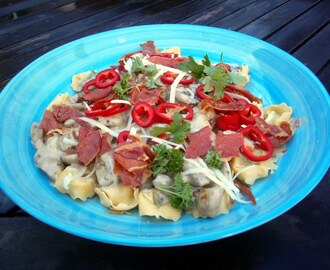 Tortellini med svampsås och parmachips