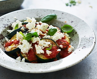 Zucchini med tomatsås och fetaost