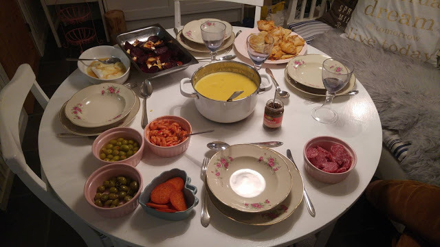 Tapaskväll och marinerade räkor med chilisås och honung. =)