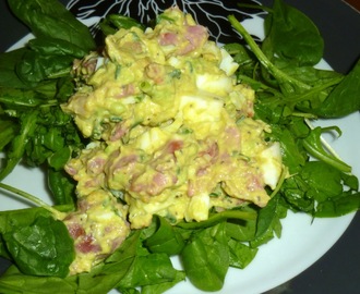 Ägg- och avokadosallad med bacon - LCHF